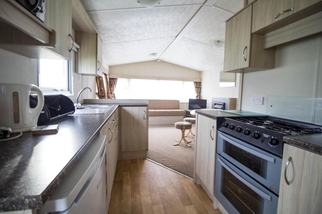 Lovely 6 Berth Caravan For Hire At Naze Marine Park In Essex Ref 17316Bw Walton-on-the-Naze Exterior photo